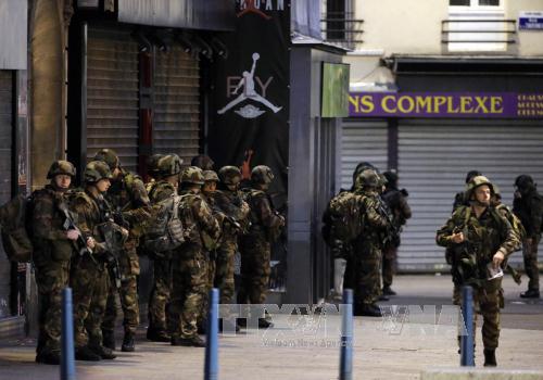 Nhóm khủng bố ẩn náu ở ngoại ô Paris chuẩn bị tấn công quận Defense ảnh 1